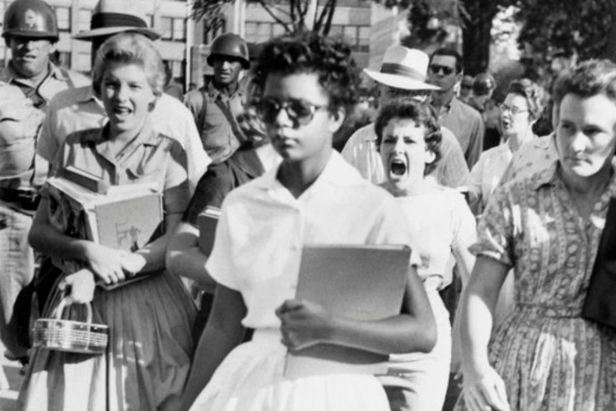 #4settembre 1957 Arkansas. La 15enne Elizabeth Eckford avanza stoica verso i cancelli del liceo segregato di #LittleRock tra ululati e minacce delle studentesse bianche e delle loro madri. 66 anni dopo, l'ultima invisibile linea del colore sembra quella rimasta in frontiera