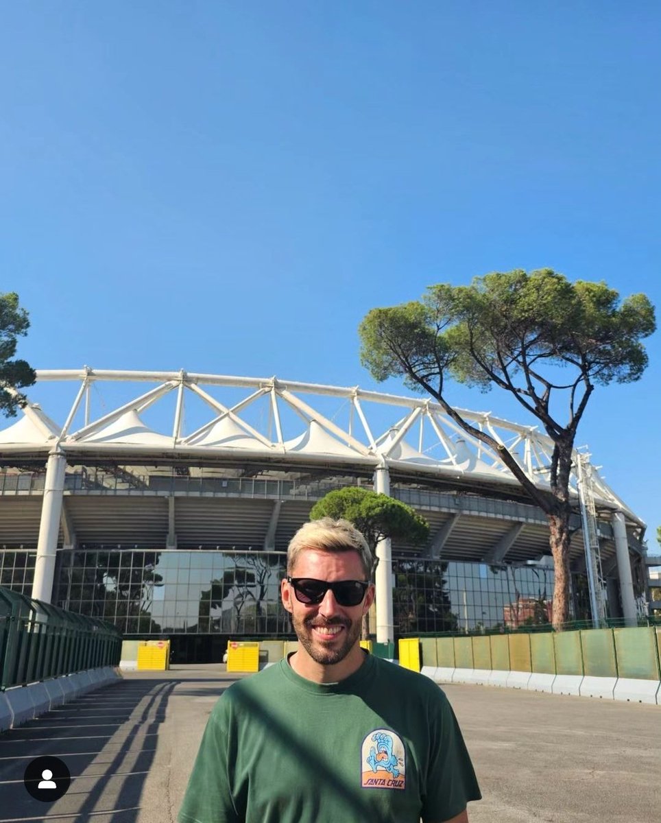 JourneytoSerieA's tweet photo. @GlennFyvie celebrating turning 40 visiting his NEW favourite team @OfficialSSLazio 🦅

Unfortunately our best friend #SebaVeron was too busy for a catch up 😂

One day 🤞

#SerieA 🇮🇹 #FootballPodcast #Lazio https://t.co/sTC6fAqxxU