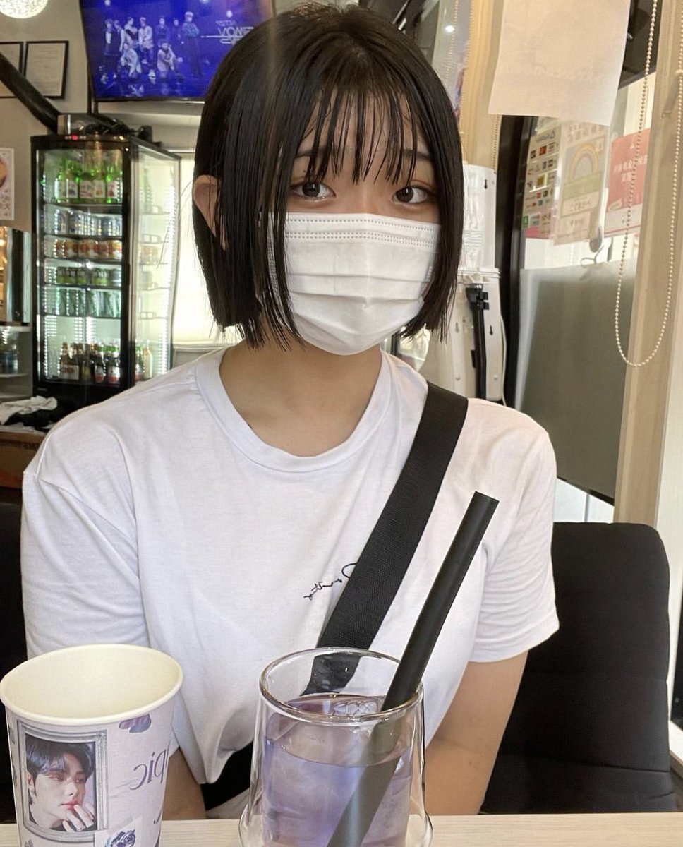 jaff546's tweet photo. 友達と遊びに行って撮った写真もこうやって透かせてオナニーのオカズにしちゃうんだろうなあ……💕💕友達をオカズにしてずっとしこしこしてるから友達の顔だけで射精出来るように脳とちんぽが覚えちゃうんだよね……💕 https://t.co/vohVei78so