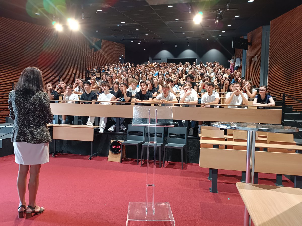 Frederic_SAUTON's tweet photo. C'est parti !!
Mme Richard, notre chef d'établissement, accueille tous les élèves de terminale #smtg, #assp et #aepa en cette journée de rentrée 
C'est l'occasion de les engager dans cette année charnière dans chacun des parcours. https://t.co/bvSlfxhYAf