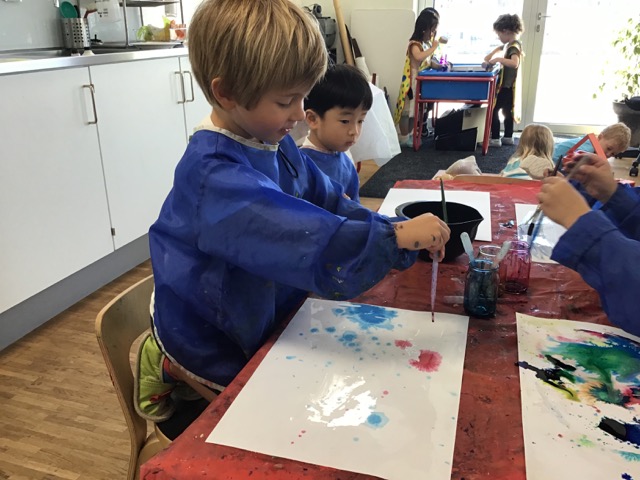 CISDK's tweet photo. Children are natural inquirers and they make sense of the world through experimentation. Early Years learners discovered amazing colour combinations and patterns using watercolors and pipets.
#earlychildhoodeducation #earlyeducation #earlylearning #reggioemiliaapproach https://t.co/vZsG4088au