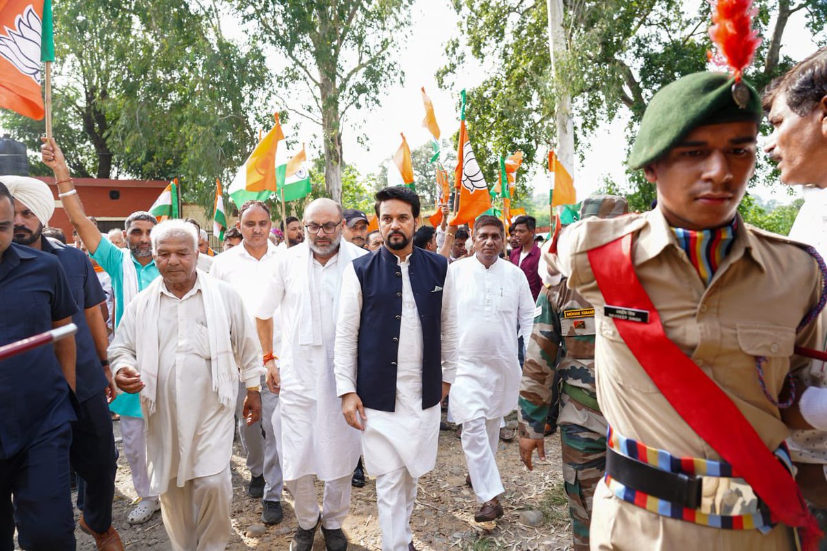आज अपने हमीरपुर संसदीय क्षेत्र के हरोली व गगरेट विधानसभा में गाँव-गाँव, घर-घर, घूम-घूम कर स्वतंत्रता सेनानियों के परिवारों का सम्मान करने व घरों से मिट्टी एकत्रित करने का सौभाग्य मिला।

पंच प्रण के शपथ होंगे,
वीरों का नमन मिट्टी का वंदन होगा।
