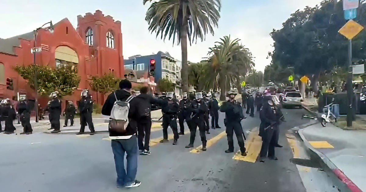 Liskfee's tweet photo. @LondonBreed @SFPD is this the new policy of San Francisco to skate boarding? 

Arresting over a 100 teenagers? During an event that’s been known and cherished by the world from your city. https://t.co/kIkng6Wf64