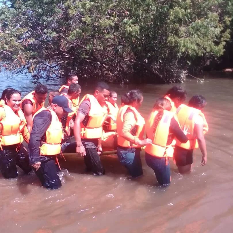 Con el objetivo de seguir fortaleciendo la integridad física y mental del equipo humano de Protección Civil Municipal fue realizada una caminata de resistencia en traslado de pacientes combinado con una ruta punto a pies.
#Por♥️Atures
