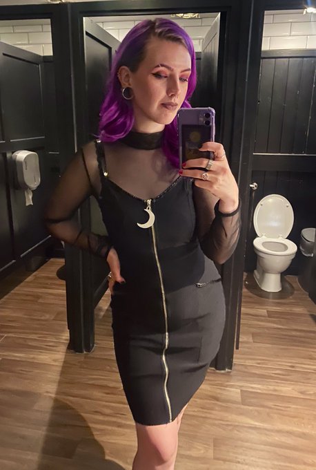 can i be your goth gf? https://t.co/k1dn3dkWsE