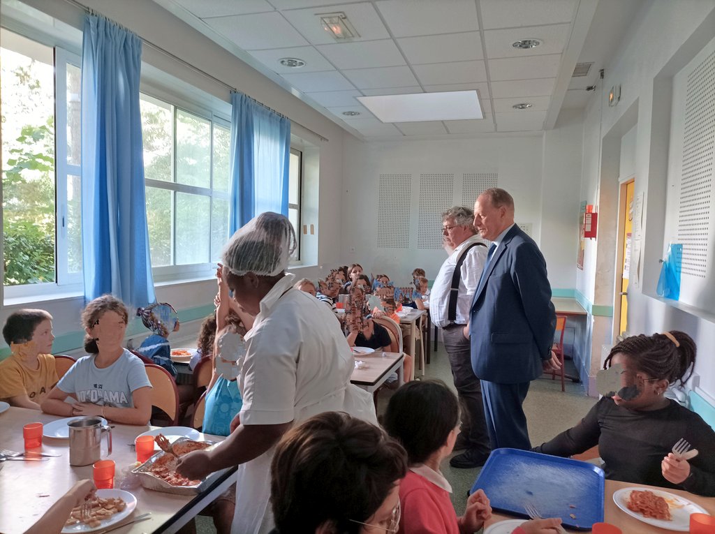 cde15_75015's tweet photo. En ce jour de #rentree2023, Philippe Goujon est venu à la rencontre des enfants et des directeurs d'école du 56 Félix Faure partager le moment du repas à la cantine. En présence de Émilie Savangsy, Directrice Générale de la #cde15, Dorothée Malassis, Responsable Restauration. https://t.co/NgGEFqkMn9