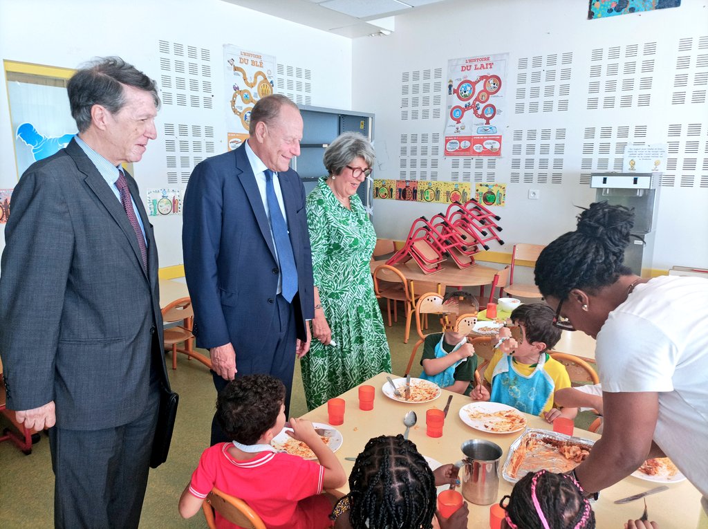 cde15_75015's tweet photo. En ce jour de #rentree2023, Philippe Goujon est venu à la rencontre des enfants et des directeurs d'école du 56 Félix Faure partager le moment du repas à la cantine. En présence de Émilie Savangsy, Directrice Générale de la #cde15, Dorothée Malassis, Responsable Restauration. https://t.co/NgGEFqkMn9