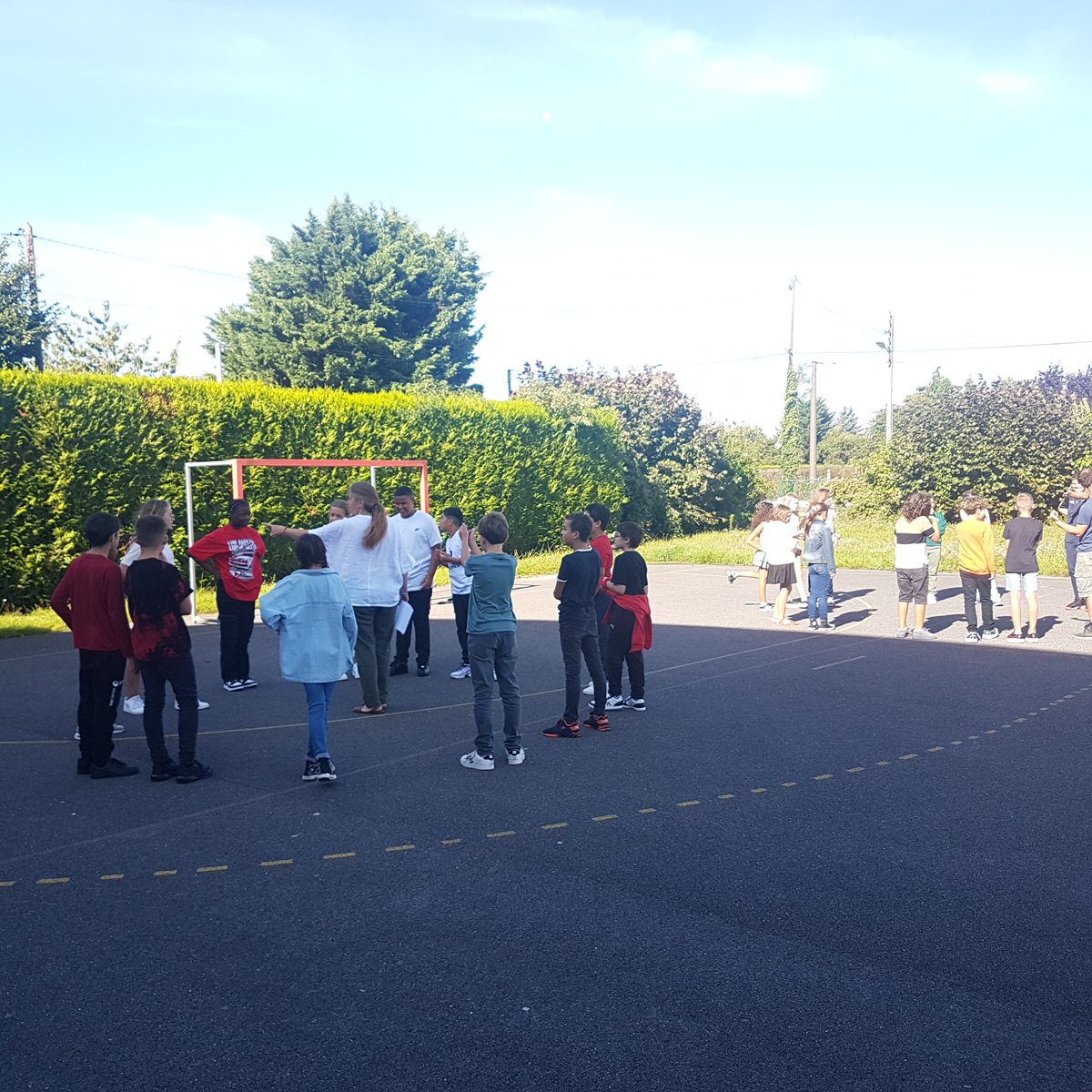 CollegeLongueau's tweet photo. Les élèves de sixième du @CollegeLongueau ont eu le collège pour eux tout seul aujourd'hui. Une rentrée des classes placée sous le signe de la @disciplinepositive.
 Ils ont pratiqué de nombreuses activités pour faire connaissance avec leurs professeurs et leurs camarades ! https://t.co/fojKx4e6Xx