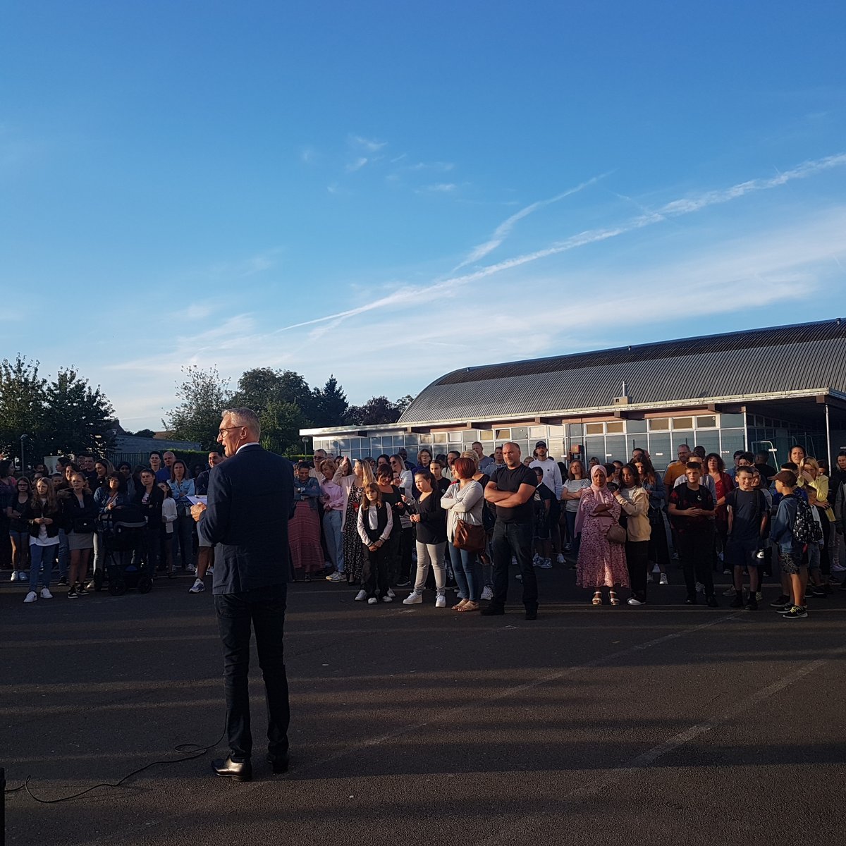 CollegeLongueau's tweet photo. Les élèves de sixième du @CollegeLongueau ont eu le collège pour eux tout seul aujourd'hui. Une rentrée des classes placée sous le signe de la @disciplinepositive.
 Ils ont pratiqué de nombreuses activités pour faire connaissance avec leurs professeurs et leurs camarades ! https://t.co/fojKx4e6Xx