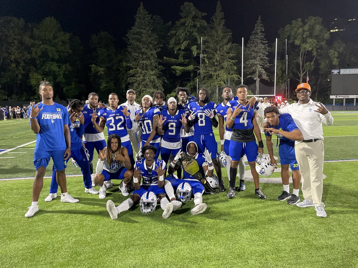 Showtime_CoachP's tweet photo. Labor Day feeling good! #JACKBOYZ #PostDUB ⚪️🔵🔱 https://t.co/h4NvUtSeXA