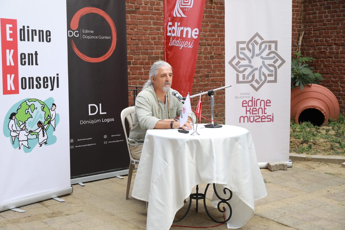 Edirne Belediyesi’nin destekleriyle Edirne Kent Konseyi Düşünce Çalışma Grubu ile Dönüşüm Logos grubunun yürüttüğü Edirne Düşünce Günleri bugün başladı. 

Edirne’nin çeşitli tarihi mekanlarında edebiyat, mitoloji, felsefe, sosyoloji, tarih ve sanat konuşulacak; fotoğraf sergisi,