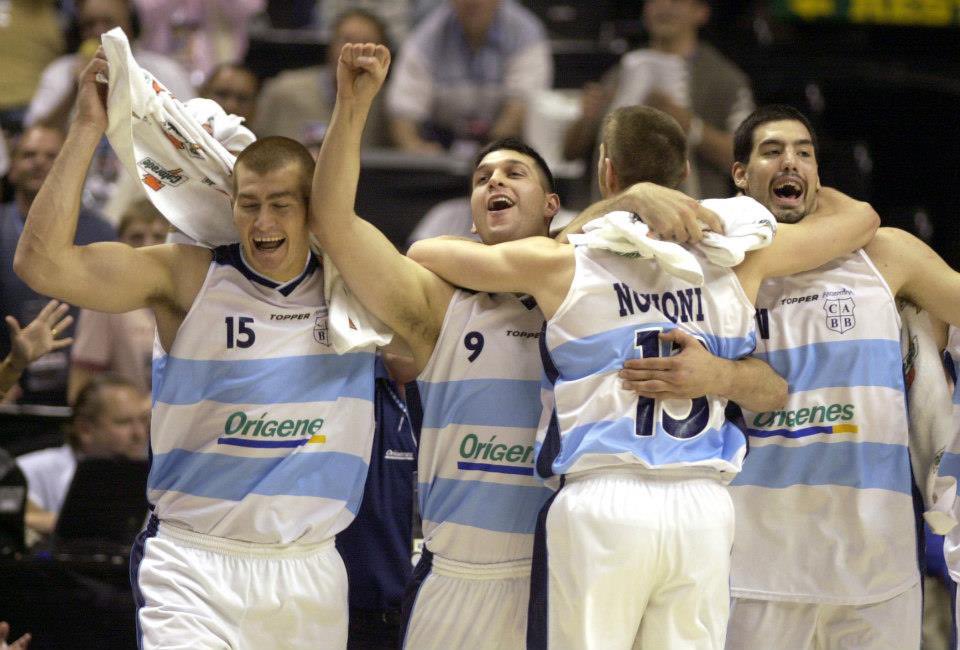 cabboficial's tweet photo. 🔙🇦🇷 Hoy se cumplen 21 años de uno de los hitos más importantes de nuestra historia: el triunfo sobre Estados Unidos en Indianápolis 2002, la primera derrota de los norteamericanos con jugadores NBA. https://t.co/iTKcu3aZ3h