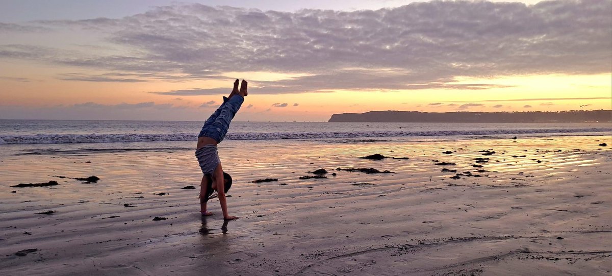 “Last man (hand)standing” Actually this is a strong young lady! 💪 Thanks to Barry Alman for his wonderful photo from Coronado Beach, California. #thefutureisfemale #girlpower #handstand #coronadobeach #sunset #california #beach #coronadoisland #sandiego #laborbayweekend