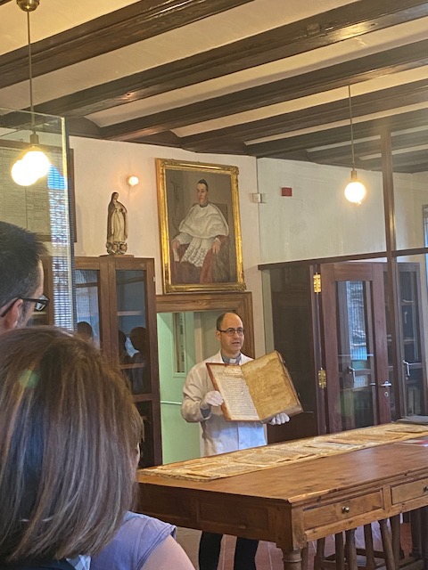 📣 Os dejamos aquí una muestra de la  #visitaguiada sobre la judería turiasonense y su impacto en la comunidad.

⛪ Un recorrido por su legado histórico y artístico.

📜 Se visitó el archivo de la mano de Miguel Antonio Franco y se mostró parte de los manuscritos hebreos.