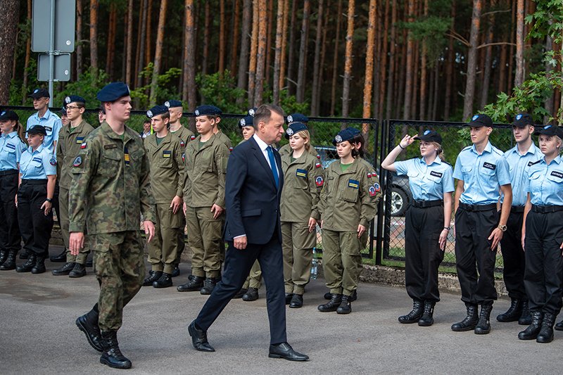 Polska_Zbrojna's tweet photo. Mariusz Błaszczak: – W wojsku możecie dużo osiągnąć. Minister obrony życzył udanego roku szkolnego uczniom klas mundurowych #ZostańŻołnierzemRzeczypospolitej #Urle @mblaszczak @MON_GOV_PL https://t.co/UD8oeLSHX3 https://t.co/ZHMVxveWPe