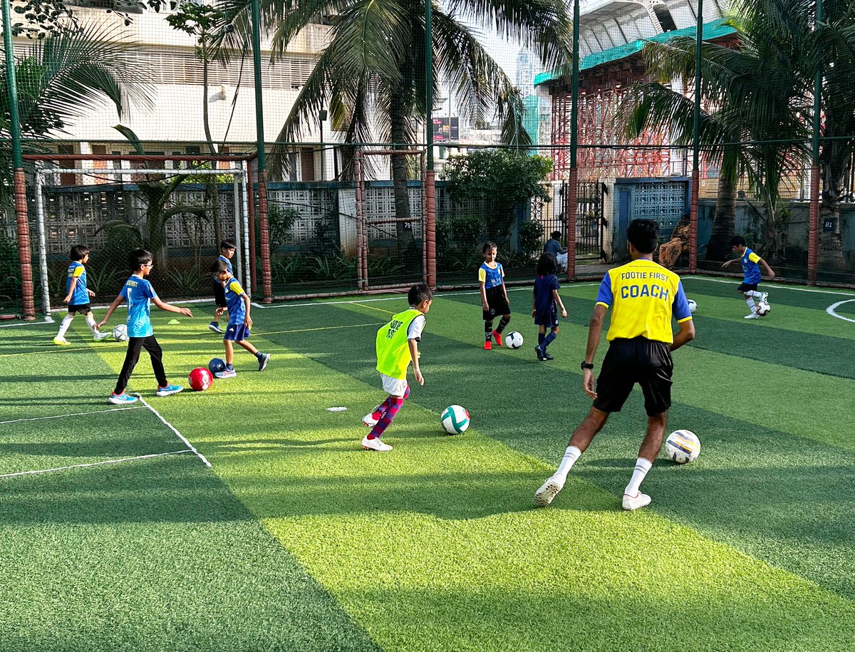 FootieFirst_IND's tweet photo. No better way to kick off the week - let’s football!⚽️🏃🏽‍♀️💨

#KidsFootball #ChildrensFootball #WeLoveFootball https://t.co/HAp6A2Zaxd