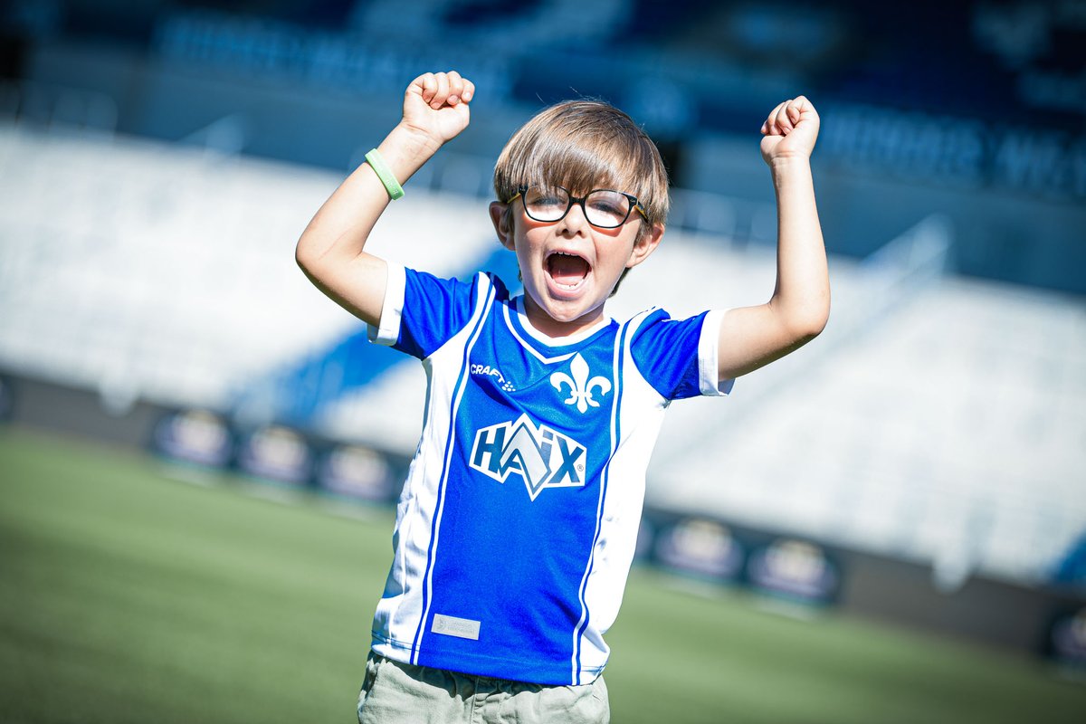 sv98's tweet photo. Der #sv98 in der Bundesliga! Unsere kleinsten Fans sehen ihren Lieblingsverein erstmals überhaupt im Oberhaus. DA sollte möglichst jedes Kind ein Lilientrikot besitzen können ⚜ Deshalb hat sich der SV 98 entschlossen, die Trikotpreise in den Kindergrößen massiv zu senken! https://t.co/AyMp843oLH