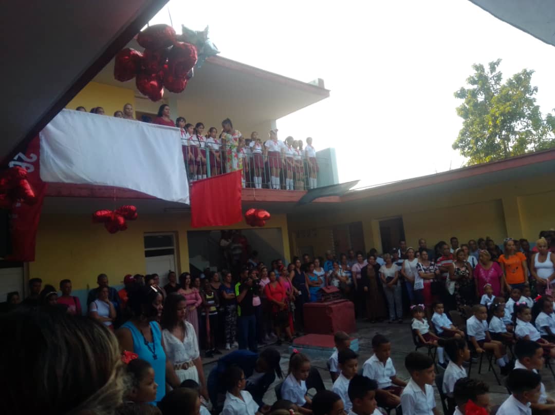 Inicia en el municipio con entusiasmo y alegrías el #NuevoCursoEscolar 2023-2024.
El acto tuvo lugar en el Seminternado Fortuna Medel Medina, el cual acoge a los pequeños de primer grado y por primera vez en la escuela a los de preescolar.
#CubaEduca