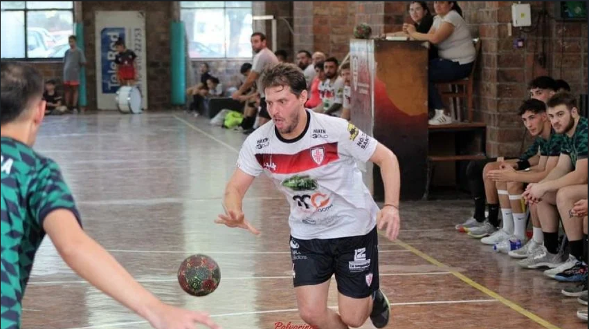 Abrimos el #600 con el pedido de justicia por Mariano Barbieri.
Estamos con Tomas Bertuleit, referente de SAG Polvorines y compañero del jugador asesinado en Palermo.
YouTube/Twitch: handballdeprimera
Twitter: @handballlde1era
Instagram: @hd1era
#600HD1