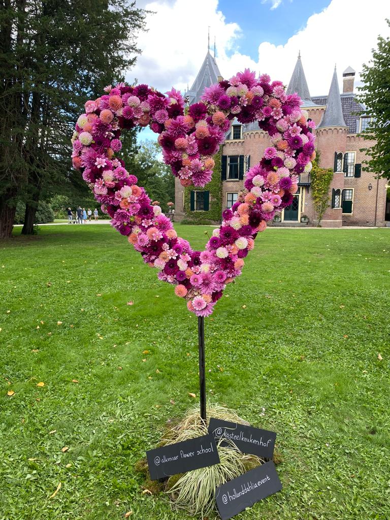 Van vrijdag tot en met zondag vinden de Keukenhof Dahlia Dagen plaats. Tijdens deze dagen staat ons landgoed vol met mooie dahliasculpturen en een dahliapraalwagen!