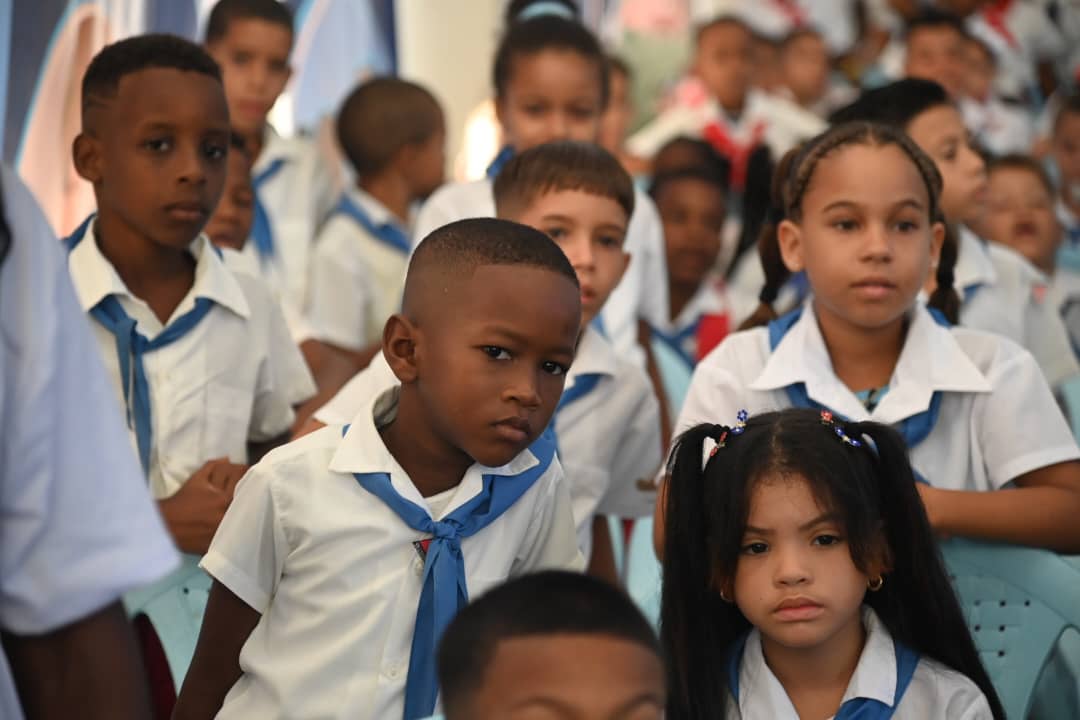 Junto <a href="/DiazCanelB/">Miguel Díaz-Canel Bermúdez</a> participamos en el acto nacional por el inicio del curso escolar 2023-2024 realizado en la escuela primaria Manuel Martínez Prieto del municipio Marianao. Fue hermoso compartir con los niños y maestros y confirmar que la educación es una obra de infinito amor.