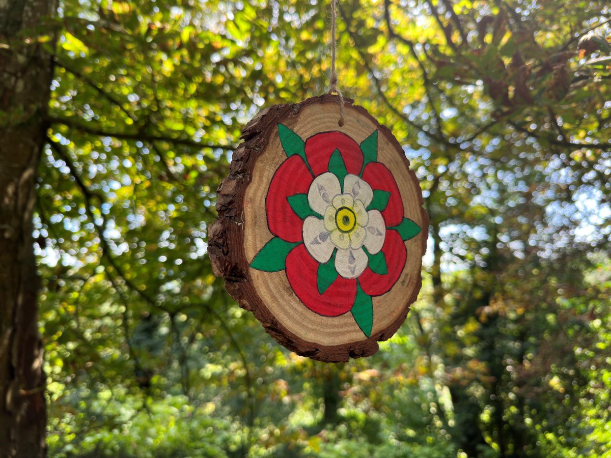 NTNewarkPark's tweet image. Have you spotted the #WildArt hanging from some of the trees? Don't forget to pick up a leaflet from Visitor Reception to help you make these crafts at home!

#makeathome #crafting #naturalmaterials #NationalTrust