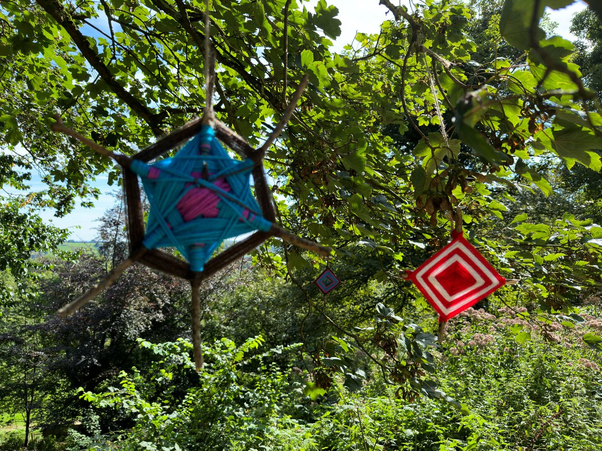 NTNewarkPark's tweet image. Have you spotted the #WildArt hanging from some of the trees? Don't forget to pick up a leaflet from Visitor Reception to help you make these crafts at home!

#makeathome #crafting #naturalmaterials #NationalTrust