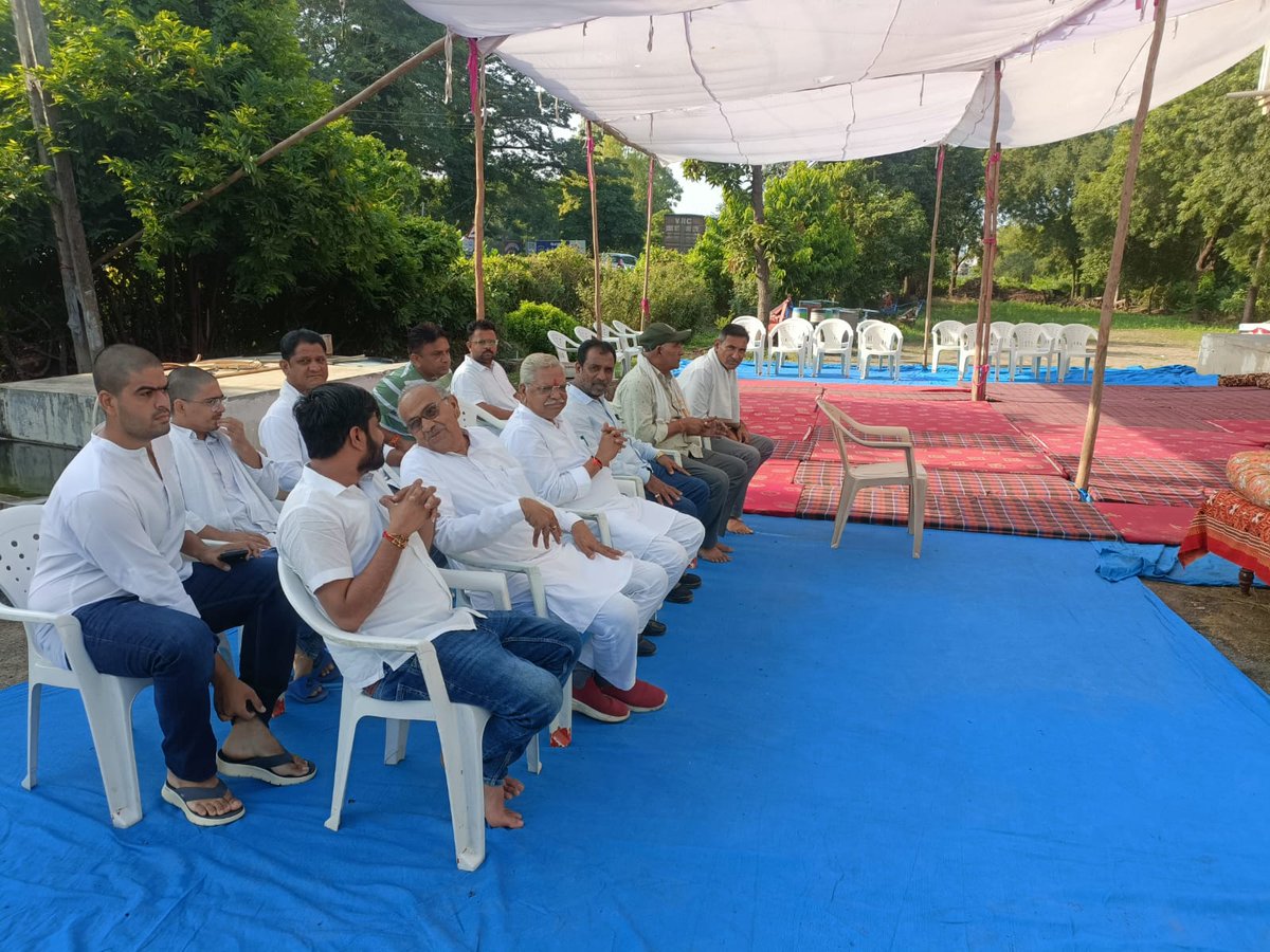 BhikhusinhjiBjp's tweet photo. મારા મતવિસ્તાર ધનસુરા ખાતે મૃત્યુ પામેલ સ્વ. જગદિશભાઈ ભીખાભાઈ પટેલ તથા સ્વ. લાલાભાઈ બેચાભાઈ ઠાકોરના નિવાસસ્થાને જઈ તેઓની દિવ્ય આત્માને પરમ કૃપાળુ પરમાત્મા શાંતિ અર્પે અને પરિવાર પર આવી પડેલ દુઃખને સહન કરવાની શક્તિ આપે તેવી પ્રાર્થના કરી. 

ઓમ શાંતિ 🙏 https://t.co/n9kDKARuKx