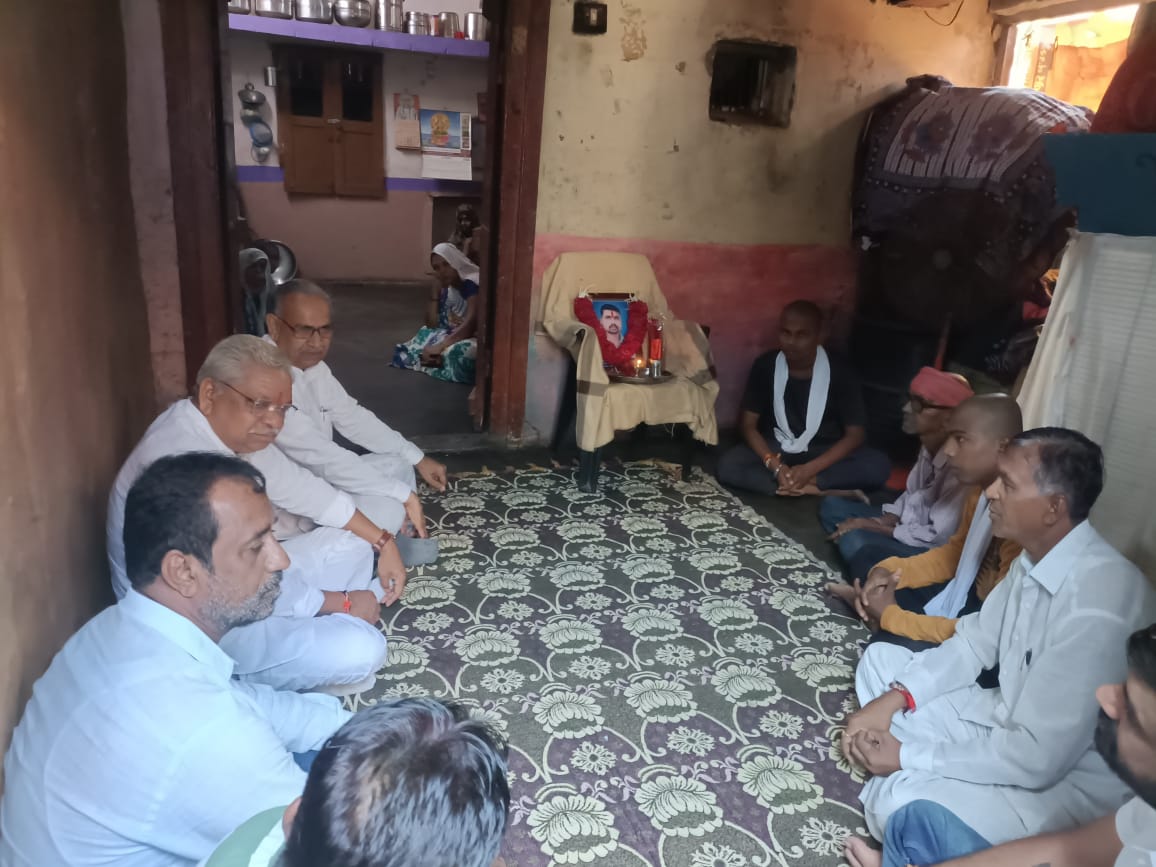 BhikhusinhjiBjp's tweet photo. મારા મતવિસ્તાર ધનસુરા ખાતે મૃત્યુ પામેલ સ્વ. જગદિશભાઈ ભીખાભાઈ પટેલ તથા સ્વ. લાલાભાઈ બેચાભાઈ ઠાકોરના નિવાસસ્થાને જઈ તેઓની દિવ્ય આત્માને પરમ કૃપાળુ પરમાત્મા શાંતિ અર્પે અને પરિવાર પર આવી પડેલ દુઃખને સહન કરવાની શક્તિ આપે તેવી પ્રાર્થના કરી. 

ઓમ શાંતિ 🙏 https://t.co/n9kDKARuKx