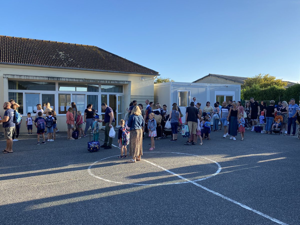 NCPA_Normandie's tweet photo. [RETOUR EN IMAGES]

Ce matin, près de 473 élèves ont fait leur rentrée des classes dans les écoles intercommunales #NCpa à Escoville et Dozulé ! #Dozule

Nous souhaitons une bonne rentrée des classes de tous les élèves du territoire !  💼☀️ https://t.co/QTsFzi1sFn