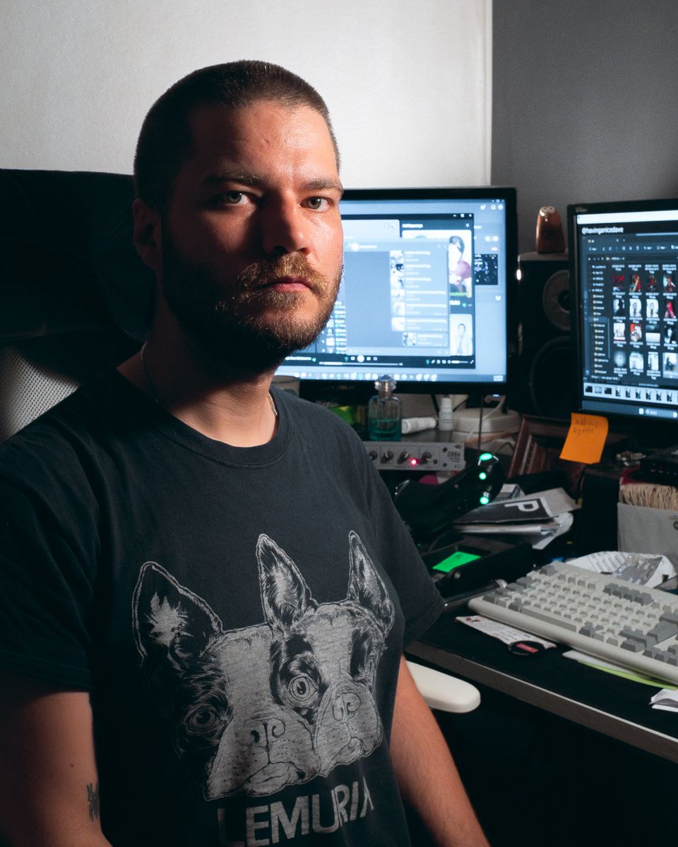 Dave
Büro - Darmstadt - 2023

#fotografie #selbstportrait #selfportrait #photograghy