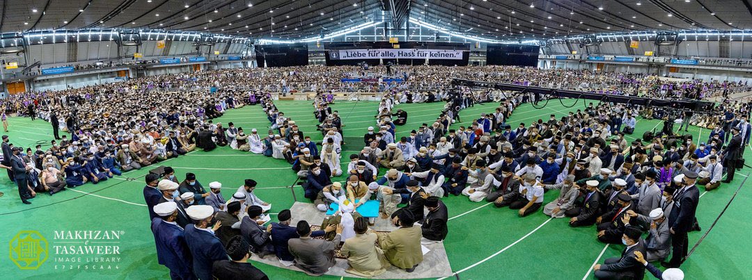 makhzanteam's tweet photo. Initiation Ceremony (Bai'at) at the hand of Hazrat Khalifatul Masih V (aba) at Jalsa Salana Germany 2023 - Stuttgart, Germany — 3rd September 2023
#jalsaconnect #jalsagermany #KaliflnDeutschland #CaliphlnGermany https://t.co/1Mfr0a0Vxe