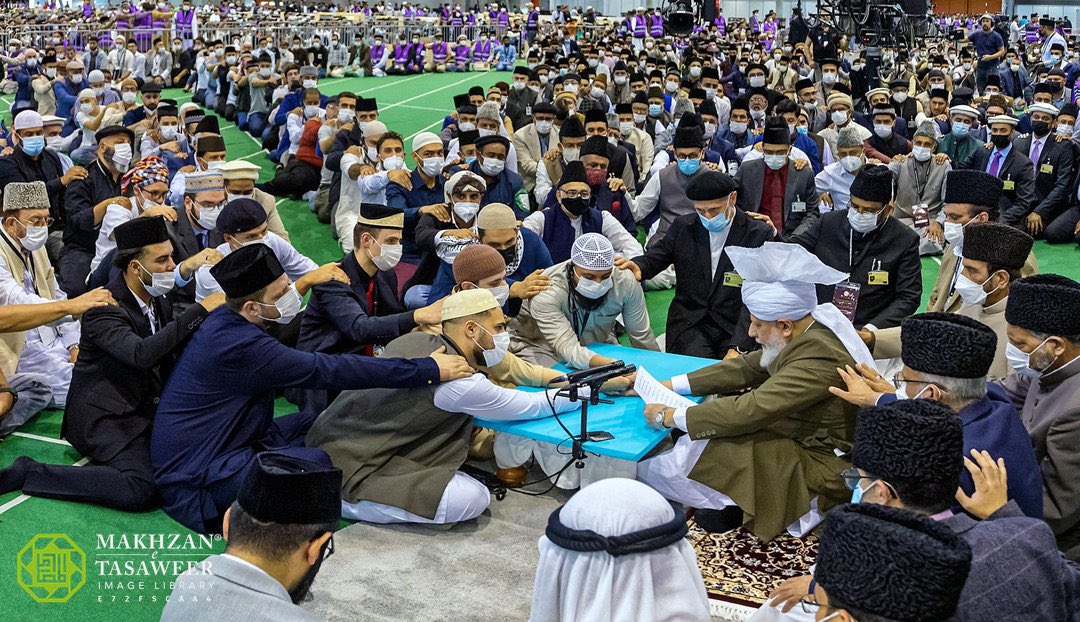 makhzanteam's tweet photo. Initiation Ceremony (Bai'at) at the hand of Hazrat Khalifatul Masih V (aba) at Jalsa Salana Germany 2023 - Stuttgart, Germany — 3rd September 2023
#jalsaconnect #jalsagermany #KaliflnDeutschland #CaliphlnGermany https://t.co/1Mfr0a0Vxe