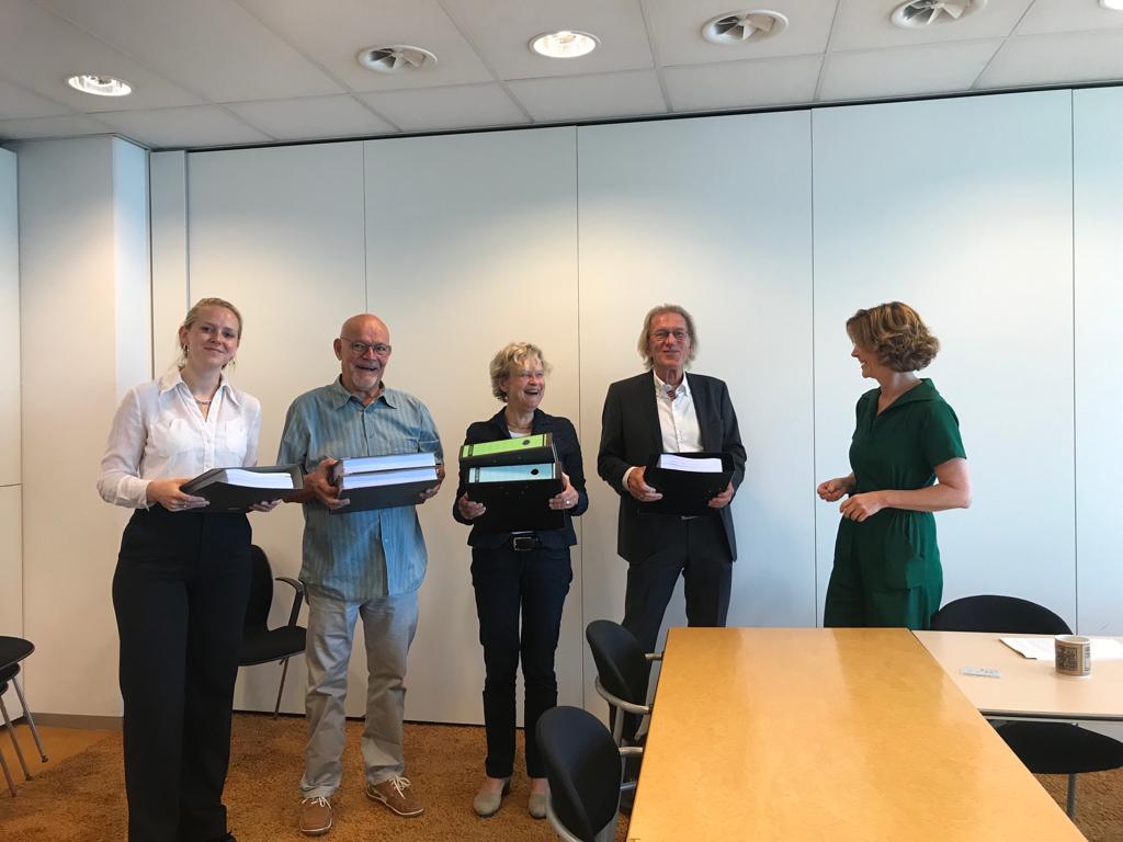 NIEUWS: Mappen vol aangiften tegen Chemours overhandigd bij Functioneel Parket    sliedrecht24.nl/mappen-vol-aan…