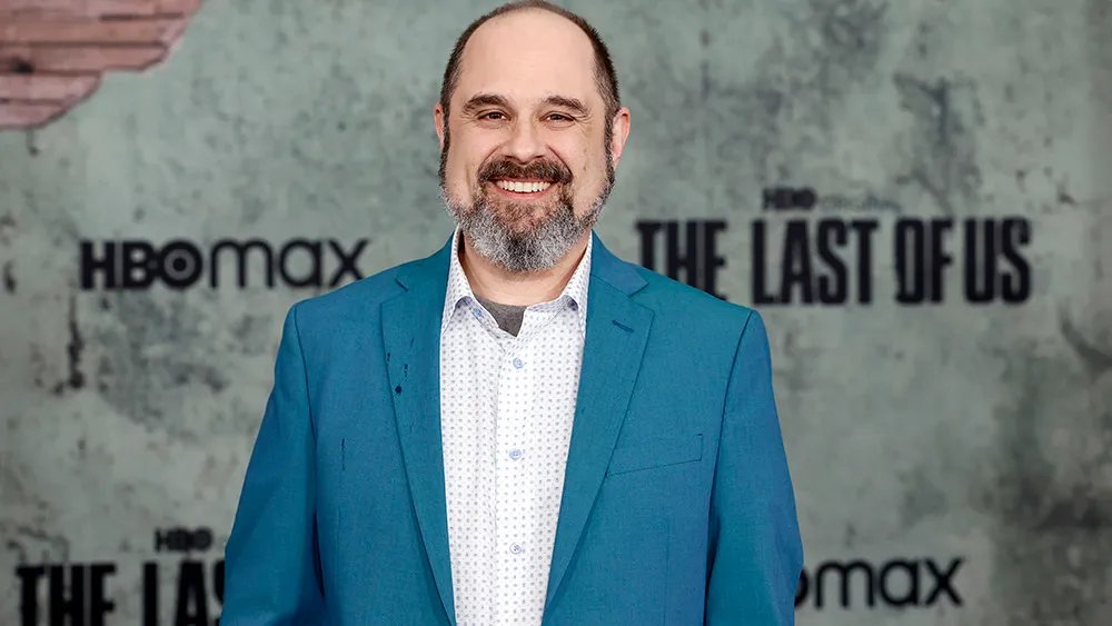CineversoASN's tweet photo. ÚLTIMA HORA: Se anuncia oficialmente un reboot de  PIRATAS DEL CARIBE en desarrollo por Craig Mazin (The Last Of Us, Chernobyl)

Según The LA Times, el guionista y productor ha confirmado que antes de las huelgas Disney había dado luz verde a un reinicio de la querida franquicia marítima. 

"Se lo propusimos y pensamos que era imposible que lo compraran, que era demasiado raro. Y lo hicieron". dice Mazin. "Y entonces él [Ted Elliot] escribió un guión fantástico y se produjo la huelga y todo el mundo se quedó esperando". #PiratasDelCaribe #Disney