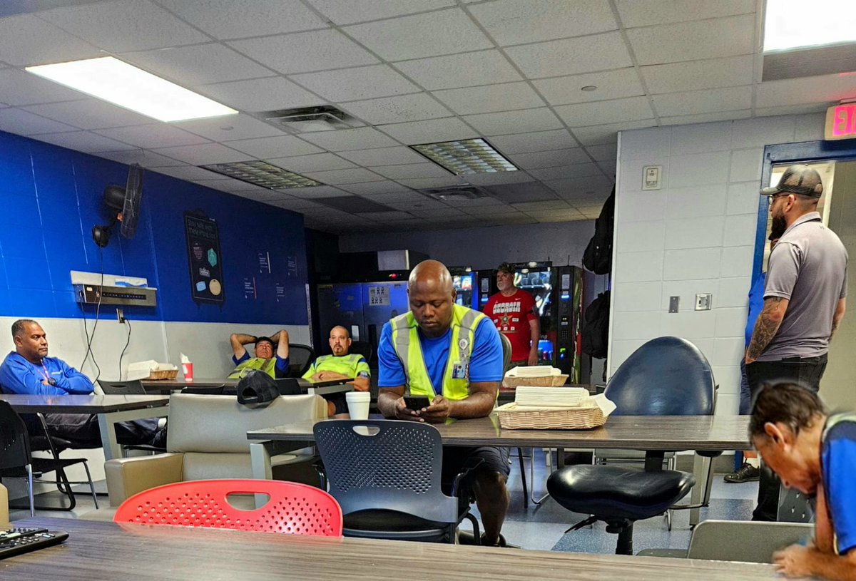 Good morning @united. Early morning safety briefing 📝 to remind and reinforce SOP 🦺, so that we can go home just how we arrived. @AOSafetyUAL @AO_Performance @LouFarinaccio @SteveTanzella @med70258466 @jeremyf73186955 #safety #goodleadstheway