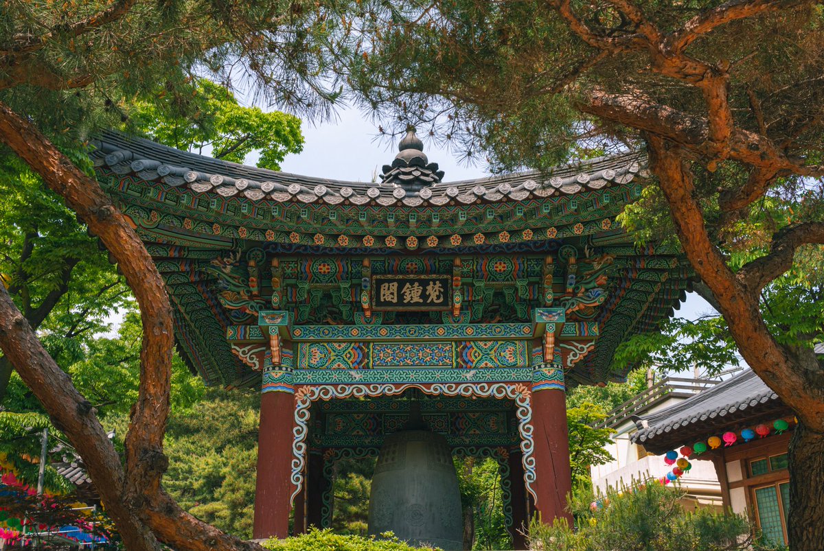 kiranaelle's tweet photo. Petite découverte du dancheong (peinture traditionnelle coréenne visible notamment sur les temples):
https://t.co/uVgMyzDGMQ
#honoraryreporter #koreanet #dancheong #corée #peinture https://t.co/uLuJfc3trN