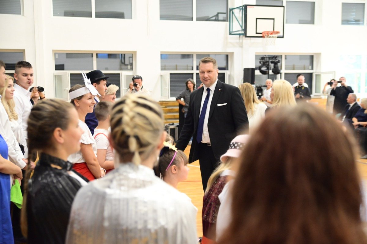 's tweet image. 🇵🇱 👨‍🏫 Podczas ogólnopolskiej inauguracji roku szkolnego w Specjalnym Ośrodku Szkolno-Wychowawczym w #Węgrów minister @CzarnekP otrzymał honorowy Tytuł Przyjaciela Ośrodka.