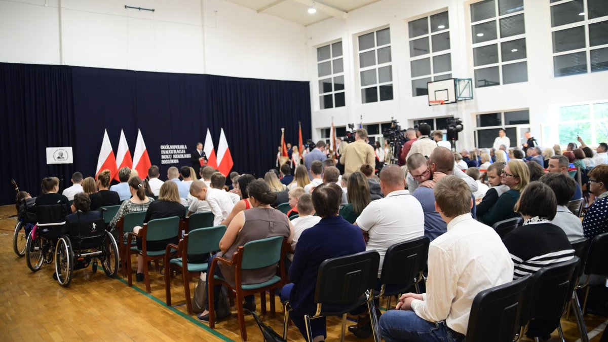 's tweet image. 🇵🇱 👨‍🏫 Podczas ogólnopolskiej inauguracji roku szkolnego w Specjalnym Ośrodku Szkolno-Wychowawczym w #Węgrów minister @CzarnekP otrzymał honorowy Tytuł Przyjaciela Ośrodka.