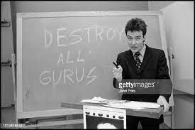 UncluGarrot's tweet photo. El gran Jello Biafra una vegada va llogar una caixa de seguretat en un banc i va posar a l'interior un peix congelat i no va tornar mai més. Al cap de pocs dies, l'olor de peix podrit era fastigosament brutal, però legalment no podien obrir cap de les caixes de seguretat. Gran!! https://t.co/E8ICTJdxgN