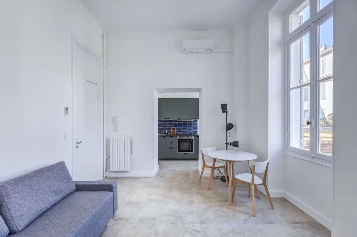EasyImmoNice's tweet photo. NICE - CIMIEZ : Dans un prestigieux palais au cœur de Cimiez, 2 pièces de 40 m² exposé Ouest, au calme absolu, sans vis-à-vis et entièrement rénové. Vendu loué.

Prix : 290 000 €
Plus d’informations au 04 93 80 40 80.

#easyimmobilier #nice #cimiez #immobilier #realestate https://t.co/k6GxUG2dEN