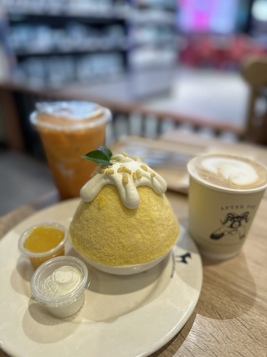 eshitathukral's tweet photo. This is the best dessert I’ve ever had! Mango sticky rice kakigori 😍🫶🏻 #Bangkok #Afteryoucafe https://t.co/m2Jeo0b3Tx
