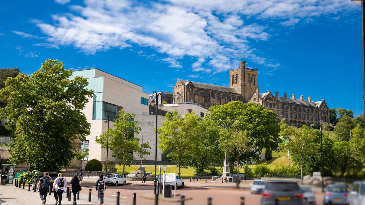 BangorUni's tweet photo. It's almost time for that new chapter to begin... and we can’t wait to welcome all our new students to Bangor!

#BangorBound ? Read this! ➡️ https://t.co/GIU6ftlXFG https://t.co/lCZREXDrDD