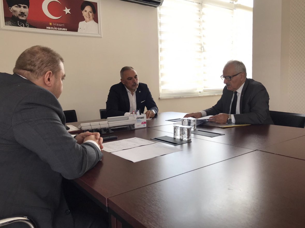 turanSuleyman04's tweet photo. Pendik Belediyemizin, eylül ayı Meclis Toplantısı öncesi, İlçe Bşk.Yard. Mithat Kabadayı ve Meclis Üyelerimiz @YilmazSaracc ve @turgayylgn3’ın katılımı ile mevcut gündem maddeleri üzerine toplandık. Yeni Meclis Üyemiz ve Grup Sözcümüz olan Turgay kardeşime, Meclis Üyesi rozetini, Grup Başkan Vekilimiz Yılmaz Saraç ile birlikte taktık.
Yeni meclis döneminin Belediyemize, diğer grubu olan Partilerimize ve Pendik’imize hayırlı olmasını diliyorum.