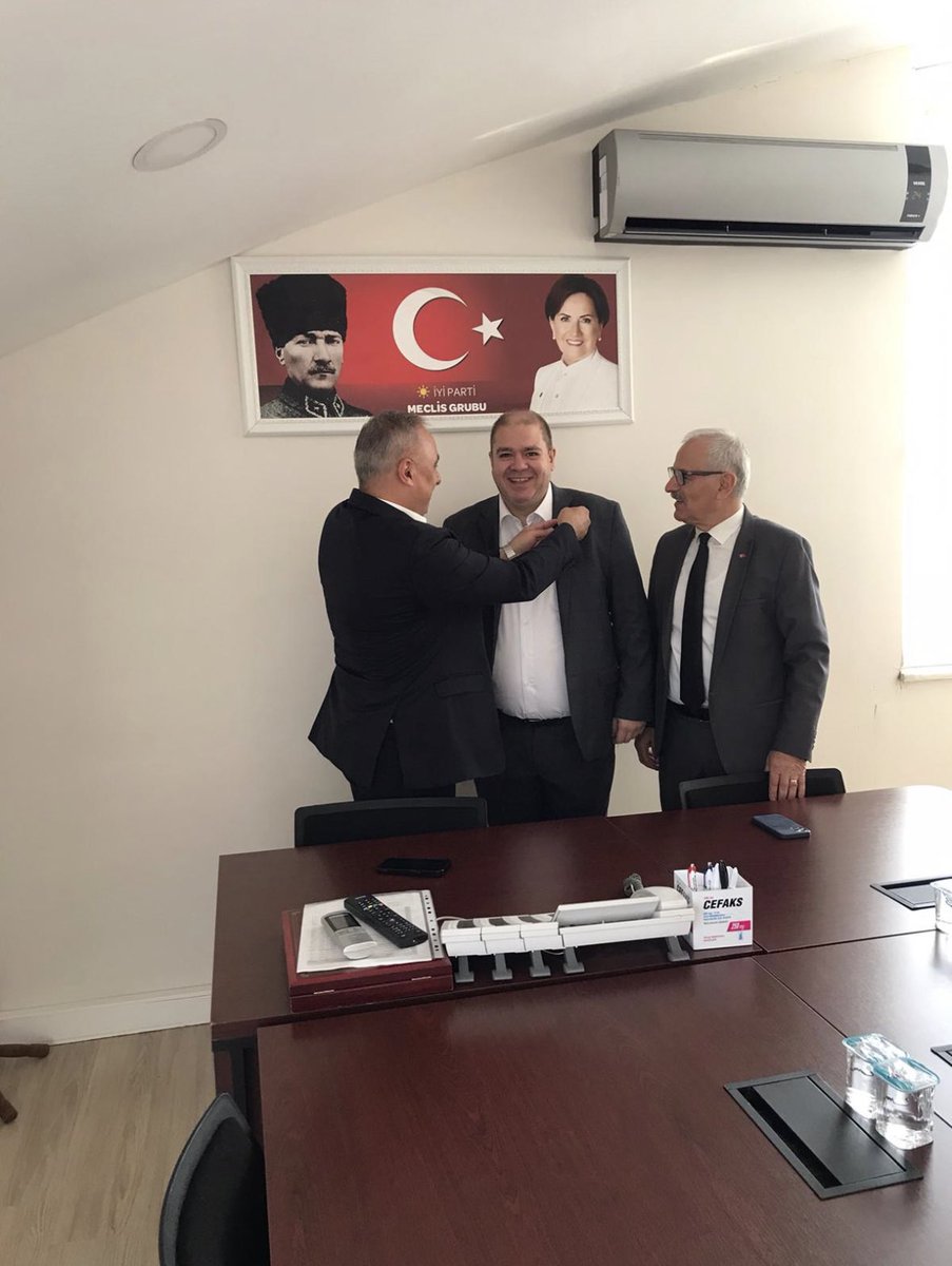 Pendik Belediyemizin, eylül ayı Meclis Toplantısı öncesi, İlçe Bşk.Yard. Mithat Kabadayı ve Meclis Üyelerimiz <a href="/YilmazSaracc/">Yılmaz Saraç</a> ve <a href="/turgayylgn3/">turgay yılgın</a>’ın katılımı ile mevcut gündem maddeleri üzerine toplandık. Yeni Meclis Üyemiz ve Grup Sözcümüz olan Turgay kardeşime, Meclis Üyesi rozetini,