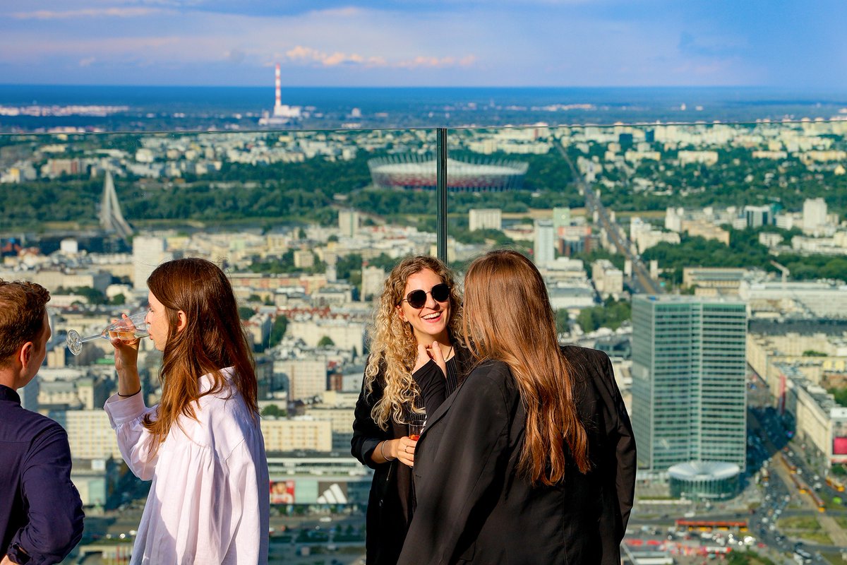 Tak celebrowaliśmy lato w gronie społeczności biurowców #Varso Place oraz #Forest. Aktywny odpoczynek, odrobina relaksu, zdrowe koktajle, a na deser odrobina rozrywki na wysokościach przy dobrych brzmieniach.
