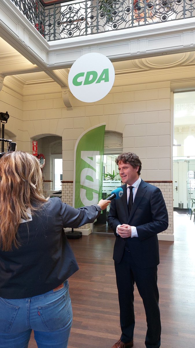 NielsKlaassen's tweet photo. CDA-leider Bontenbal onthult voor de camera van SBS6: Bruins Slot was tweede keuze, eerst had CDA europarlementariër De Lange op het oog. 'Ik heb eerst Esther de Lange gevraagd (...) daarna stond Hanke Bruins Slot bovenaan'. https://t.co/Kz6Cqr7sb8