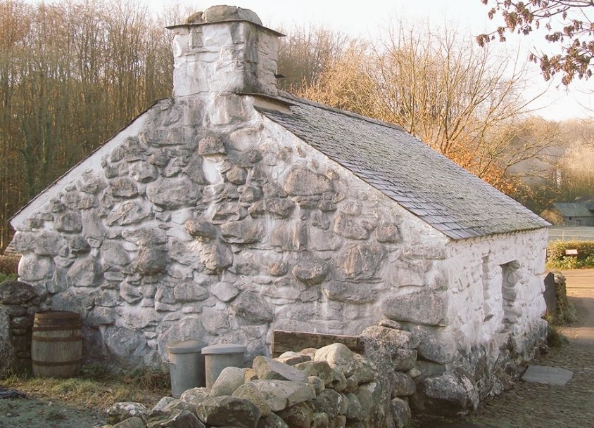Llainfadyn Cottage c1760s built of mixed rubble walling- look at the size of the boulders- with slated roof supported by massive oak trusses. Originally from @visit_snowdonia now at @StFagans_Museum #CARDIFF 
Well worth visiting ⬇️  @VArchGroup 
museum.wales/stfagans/build…