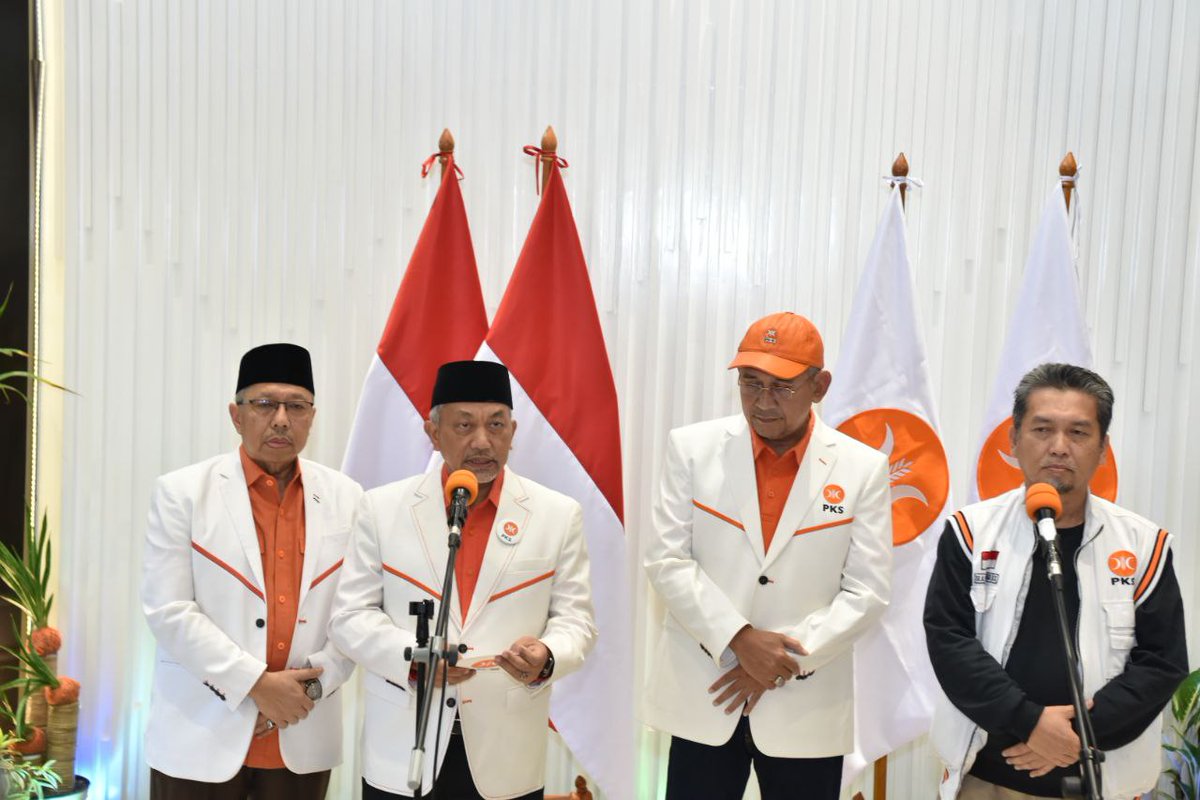 pksart's tweet photo. PKS menggelar konferensi pers terkait perkembangan di Koalisi Perubahan untuk Persatuan, Sabtu (2/9/2023).  Presiden PKS Ahmad Syaikhu menyebut, PKS akan merespons nama Cawapres Anies Baswedan yg saat ini dideklarasikan dengan membahasnya dalam sidang Musyawarah Majelis Syura. https://t.co/dkBeZKjXCr