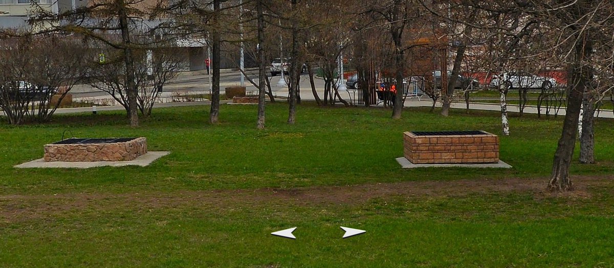 osintjourno's tweet photo. #Moscowsecrets Soms kijken @CKABUSK en ik elkaar aan met een glimlach bij het minitieus in kaart brengen van de ondergrondse tunnels. En soms is het alsof we er via Yandex, Streetview en de luchtbeelden als het ware bij zijn als men de ventilatieschachten renoveert. Iemand in Moskou is waarschijnlijk ook tot de conclusie gekomen dat die groene pyramides op sommige plekken wel heel nadrukkelijk opvallen.
Wat doe je dan als Russische overheid? Dan laat je de ventilatieschachten renoveren en uitvoeren als iets moderner uitziende luchtschachten én je brengt meteen een betere hek aan zodat de nooduitgang bruikbaarder wordt.
Soms zeggen de beelden meer dan woorden. Volg met ons de voorbeeldrenovatie van een plek waar een aantal ventilatieschachten samenkomen.
Toevallig rijden de Yandex en Google auto's zo vaak langs dat je het hele renovatieproces gewoon kunt volgen. 🤣